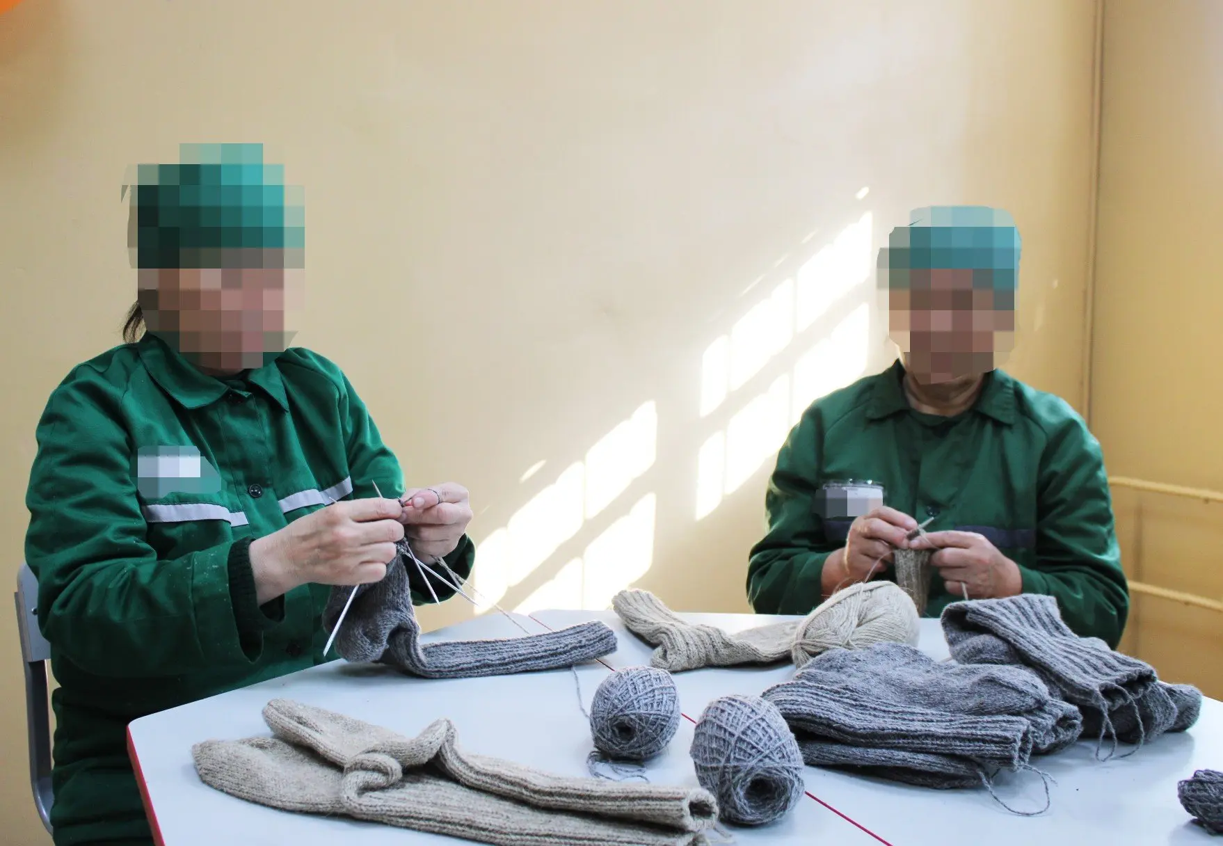 Передача тёплой помощи: осуждённые Тувы вяжут носки для участников специальной военной ...