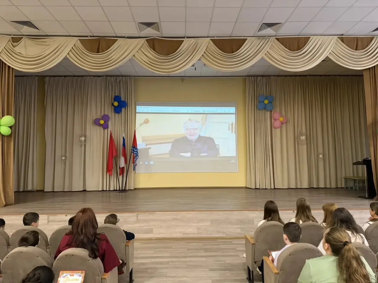 🇷🇺 Мы начинаем новую учебную неделю с исполнения гимна и поднятия флагов.   🏛️ В МАОУ СОШ №17 прошло