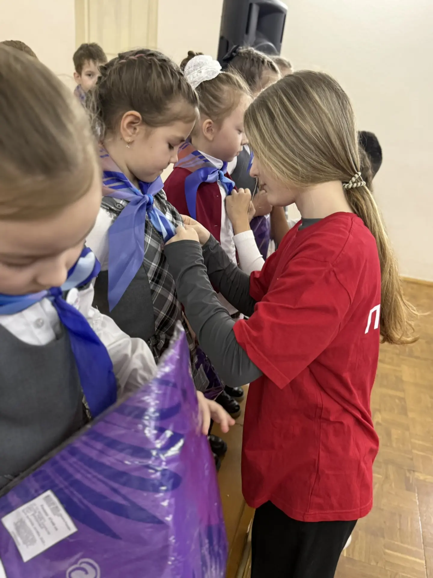 🦅 Новая высота: сегодня ученики 1а класса стали «Орлятами России»! Торжественное  посвящение состоял