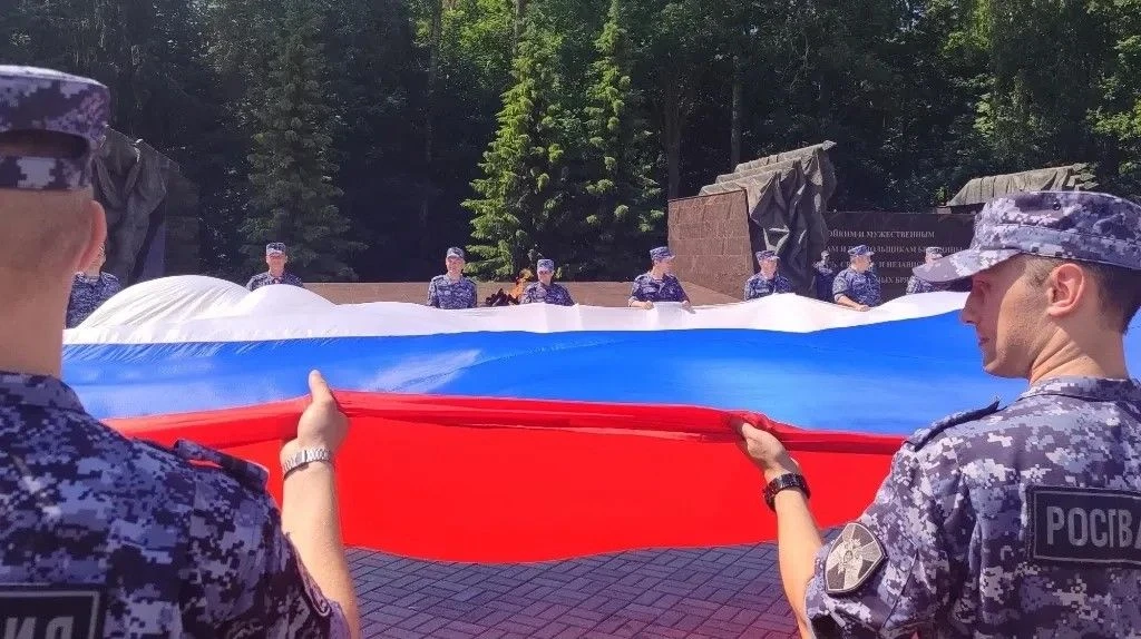 Брянск готовится ко Дню России

Более 50 брянских росгвардейцев развернули 12-метровый триколор на П