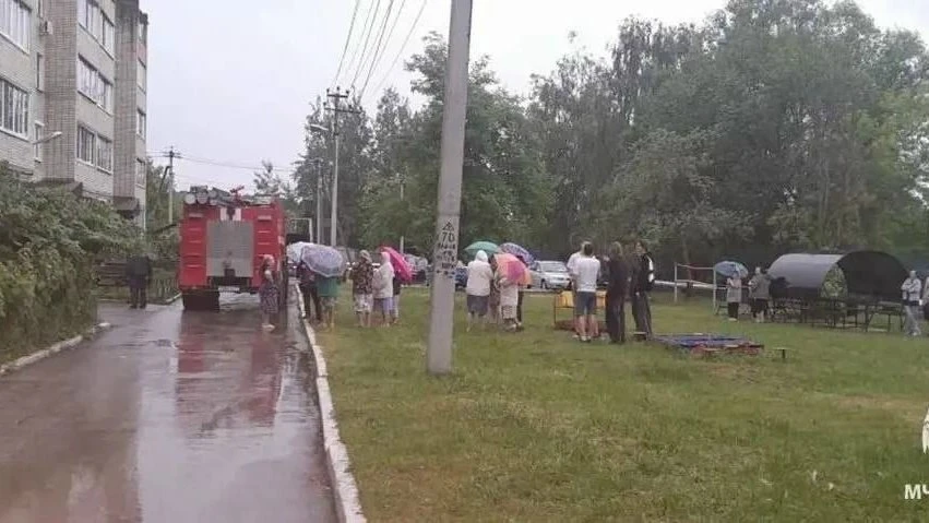 В Суворове на улице Тульской загорелась квартира на пятом этаже. Эвакуировали 12 жильцов, пострадавш