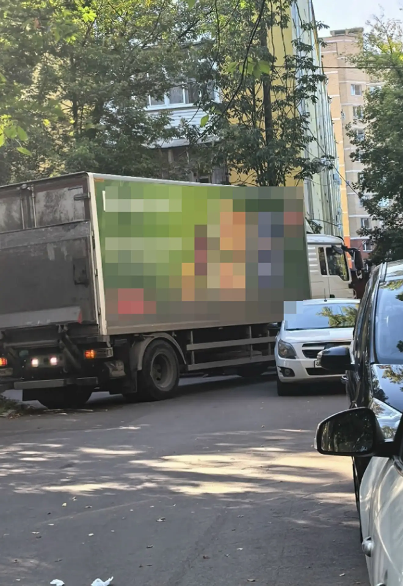 Бедные водители пятёрочки на Циолковского, каждое утро не могут нормально ни заехать, н...
