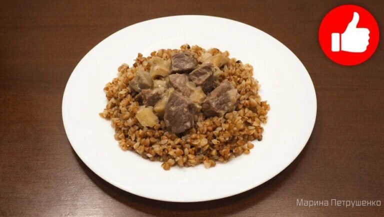 Мясо тушеное с солеными грибами в мультиварке
