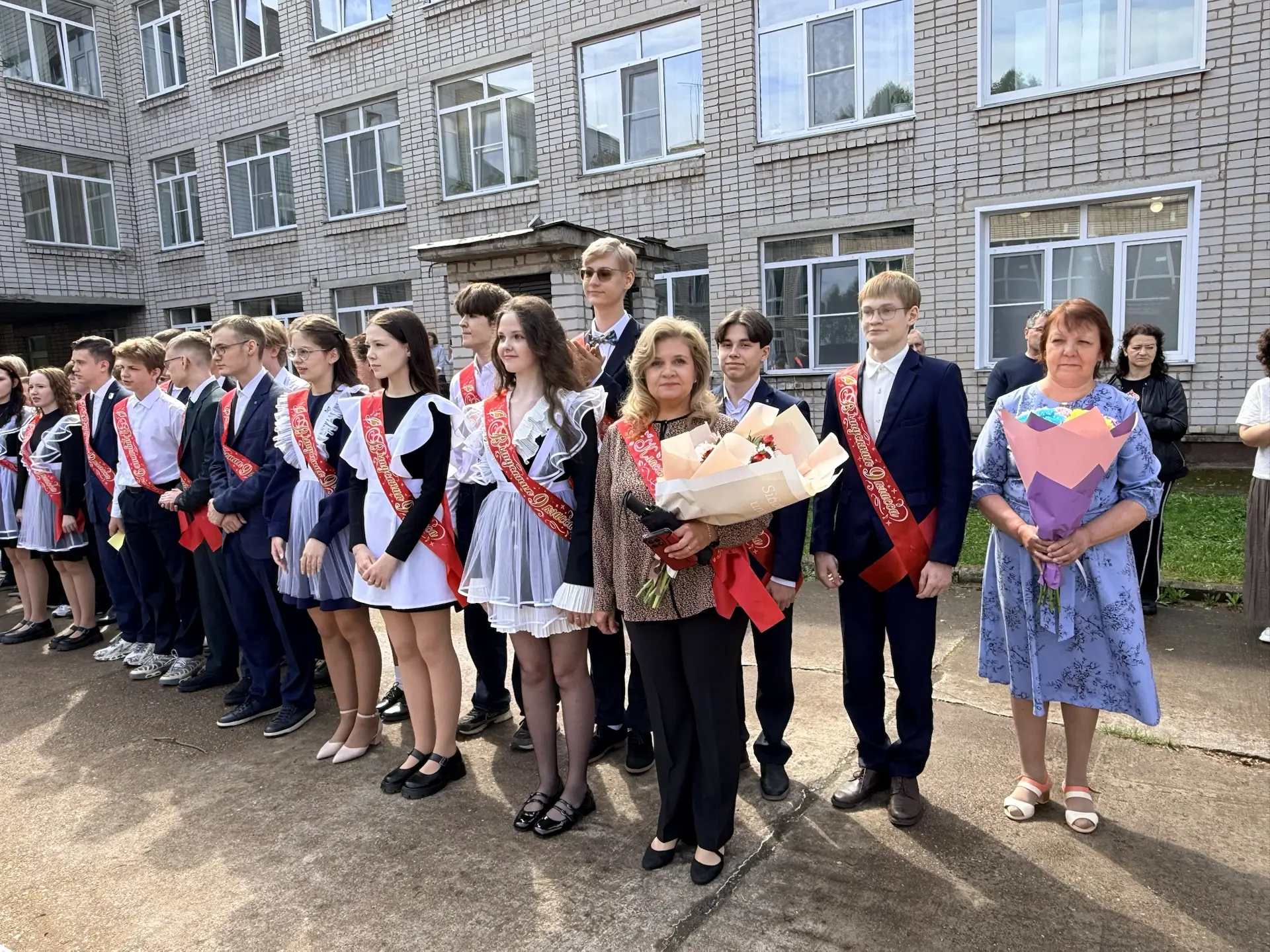 Сегодня для девятиклассников торжественно прозвенел 🎈 последний звонок — момент, наполненный и радос