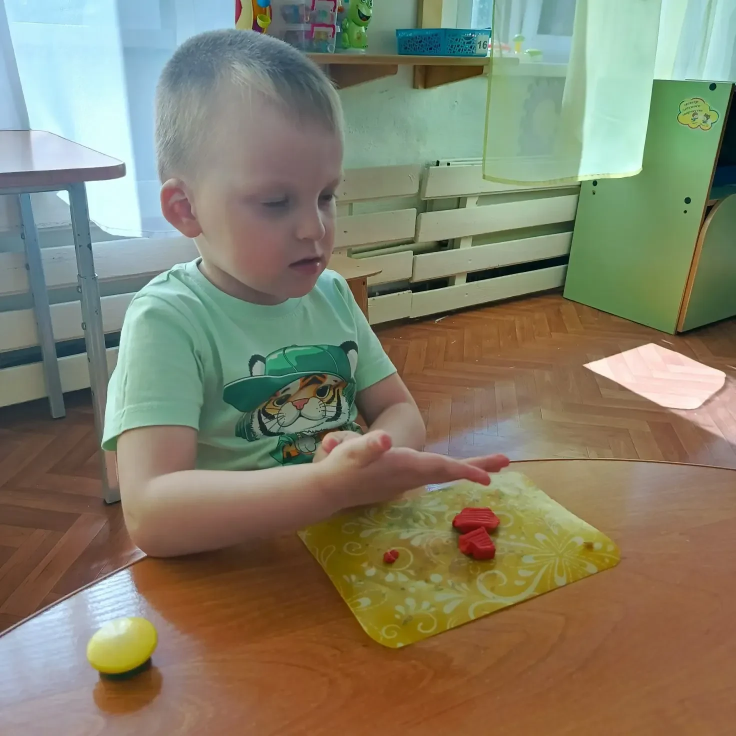 Сегодня ребята группы "Гнёздышко" лепили очаровательных гусениц из пластилина. А чтобы ...