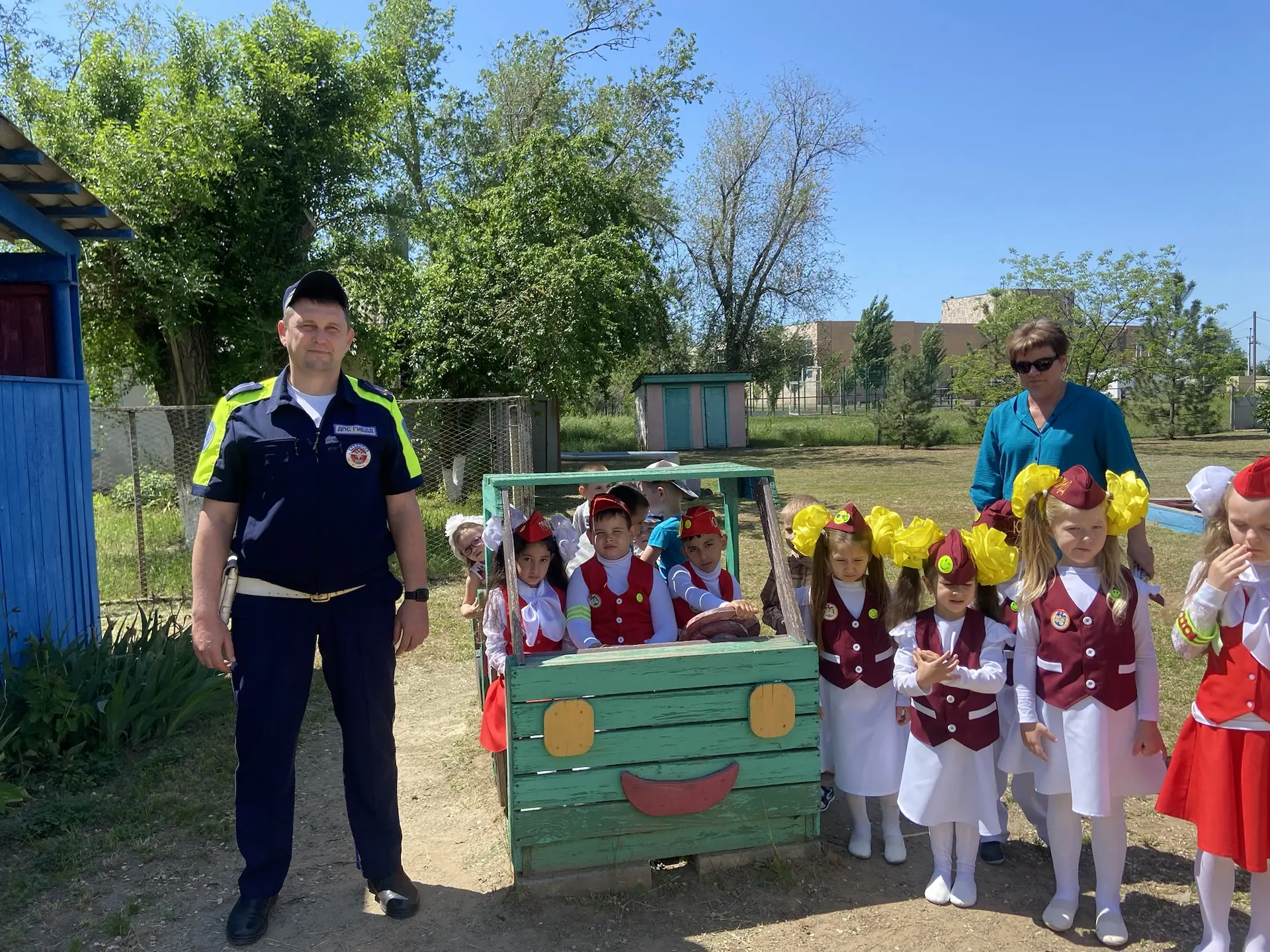🚘Встреча с инспектором ГИБДД: Безопасное поведение детей на дорогах в летний период🚘