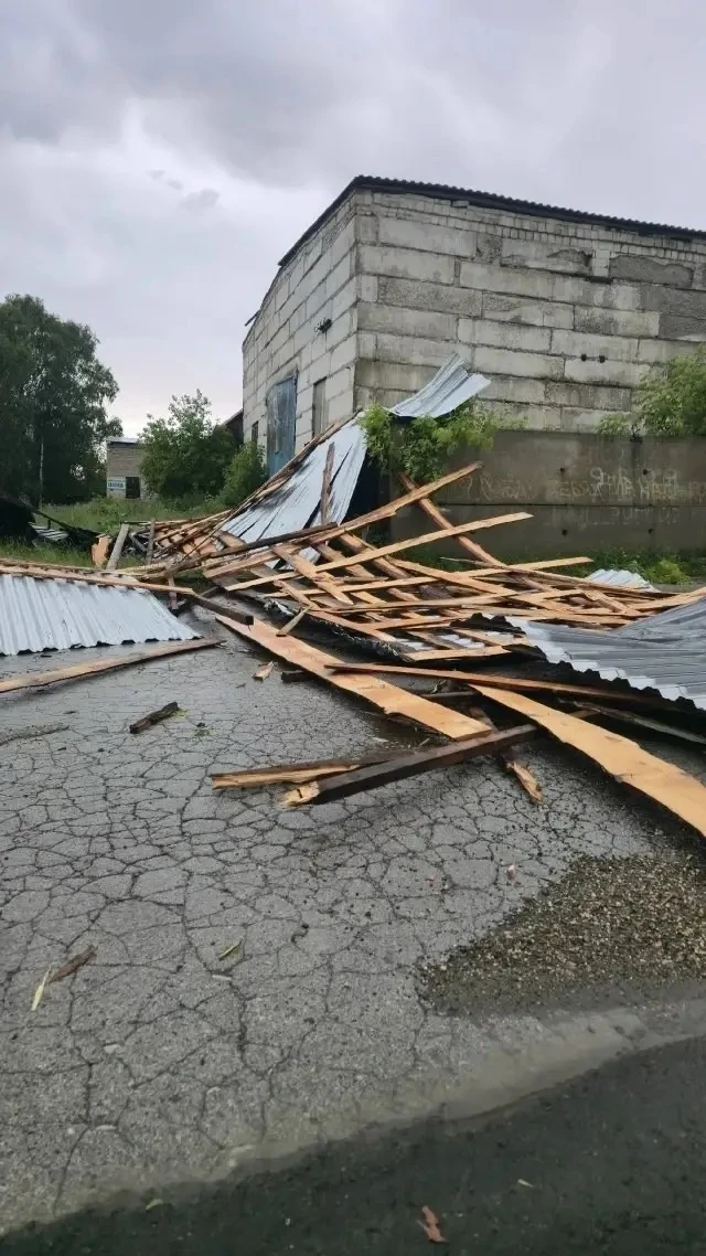 🌪️ В Башкирии ураган повалил деревья и снёс заборы

‼️21 июня восточные районы Башкирии накрыл силь