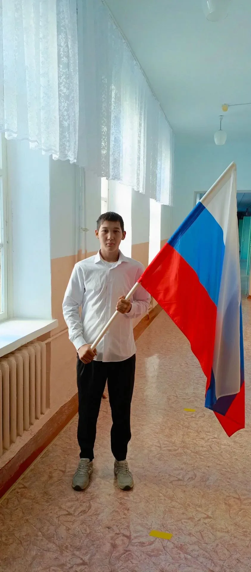 🇷🇺 Сегодня, 7 сентября, наша школьная линейка началась с торжественного выноса флага ...