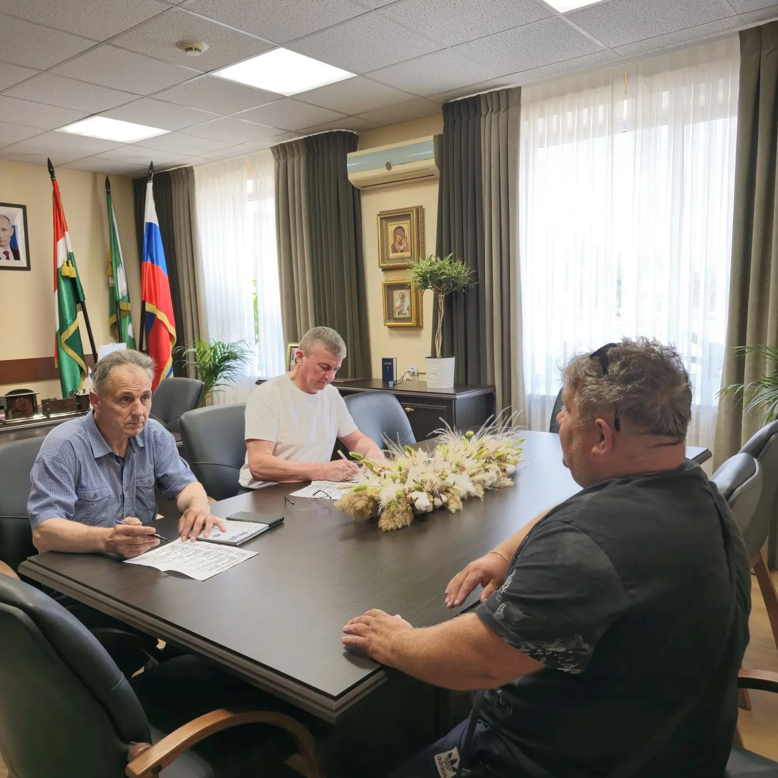 Провёл приём граждан по личным вопросам