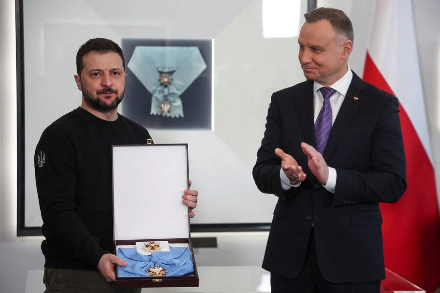 Президент Польши Кароль Навроцкий за героизацию УПА лишил Владимира Зеленского высшей награды респуб
