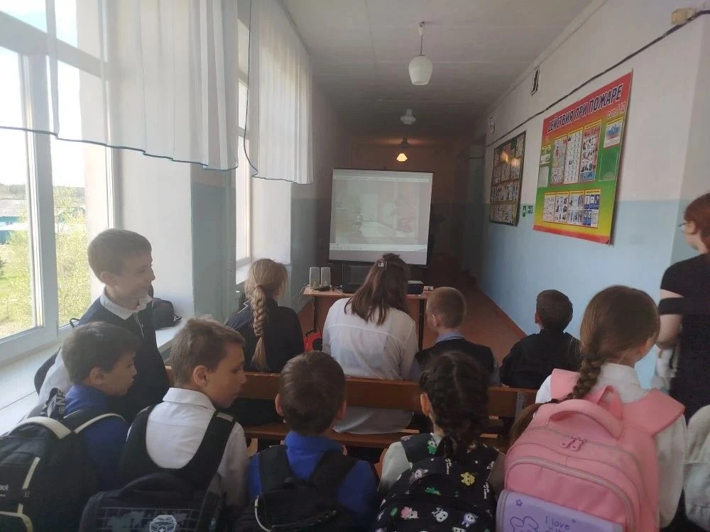 «В страну детства на один день: как выпускники подарили праздник всей школе»