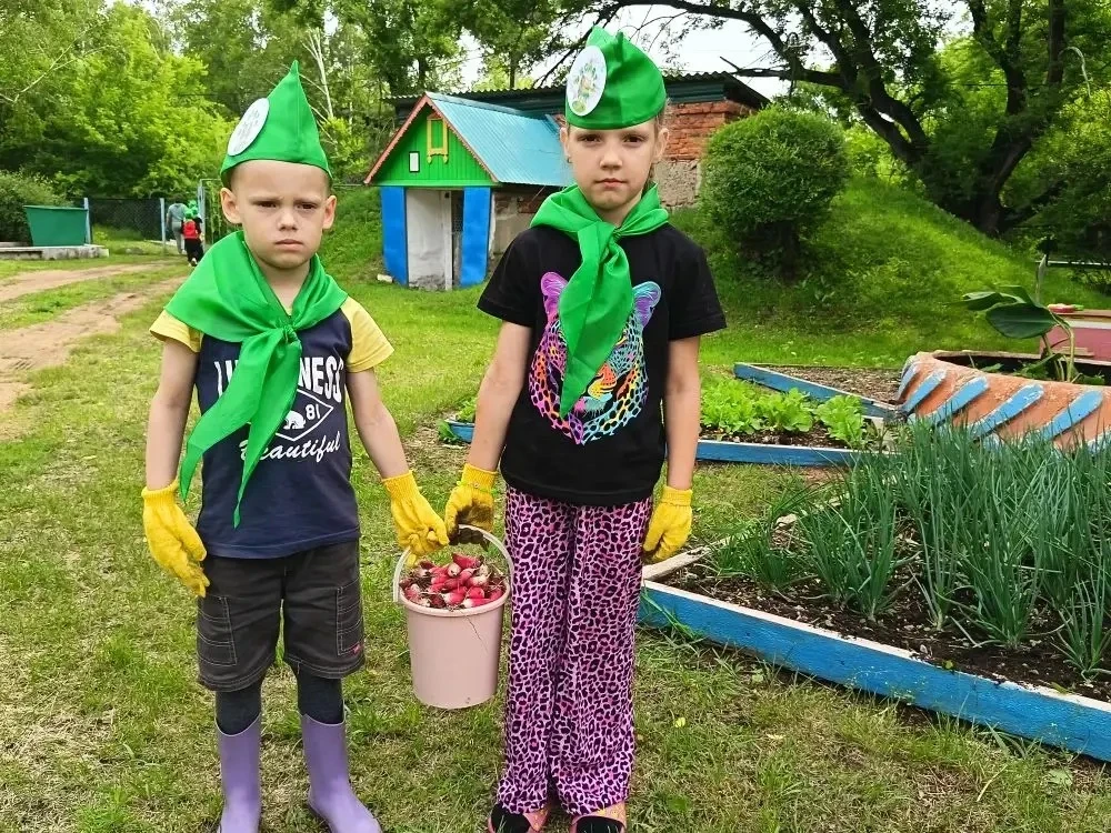 Сегодня у наших ребят был по-настоящему урожайный и познавательный день! 👧👦

Всё началось на огоро