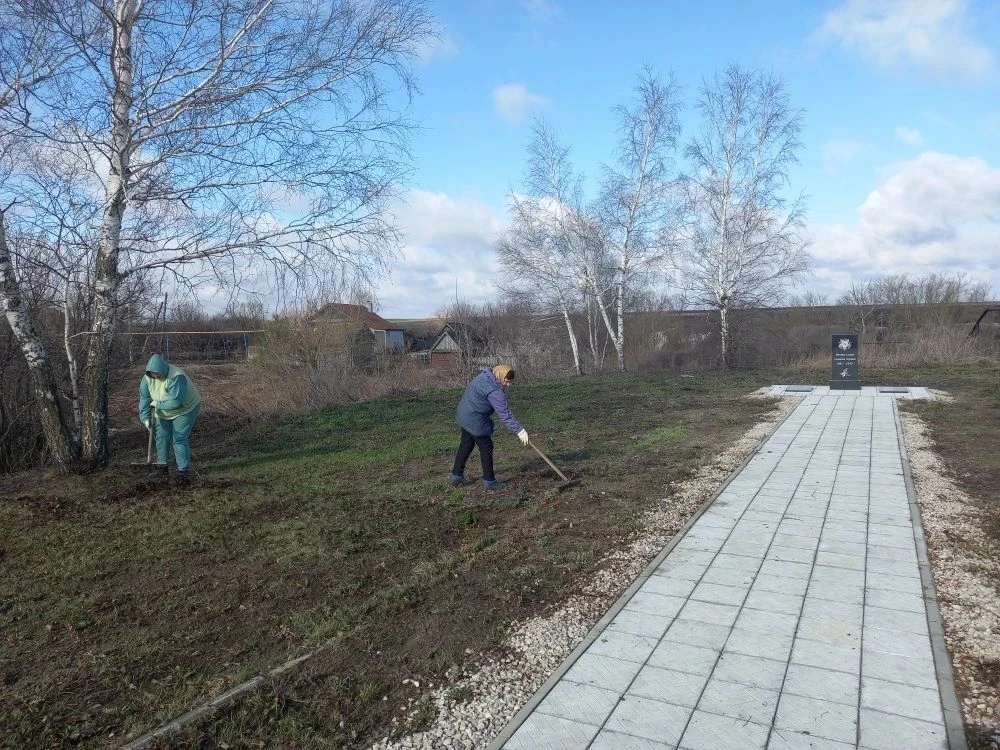 На территории Липовского МО проводится благоустройство территорий вокруг памятников.