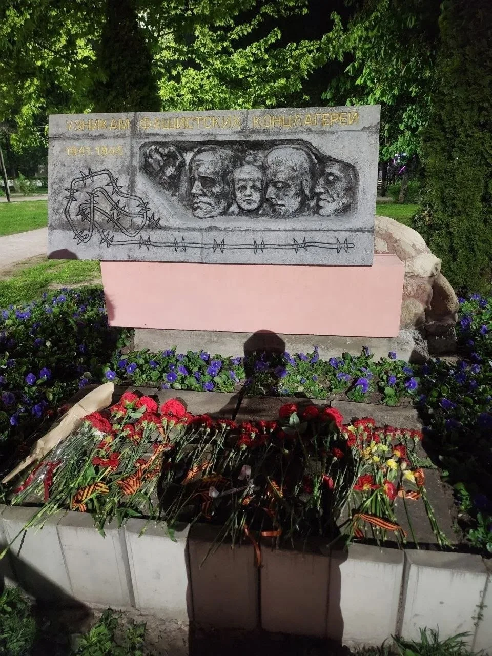 В Калуге иностранец взял цветы с мемориала и подарил спутнице    Накануне 9 Мая на площади Победы в 