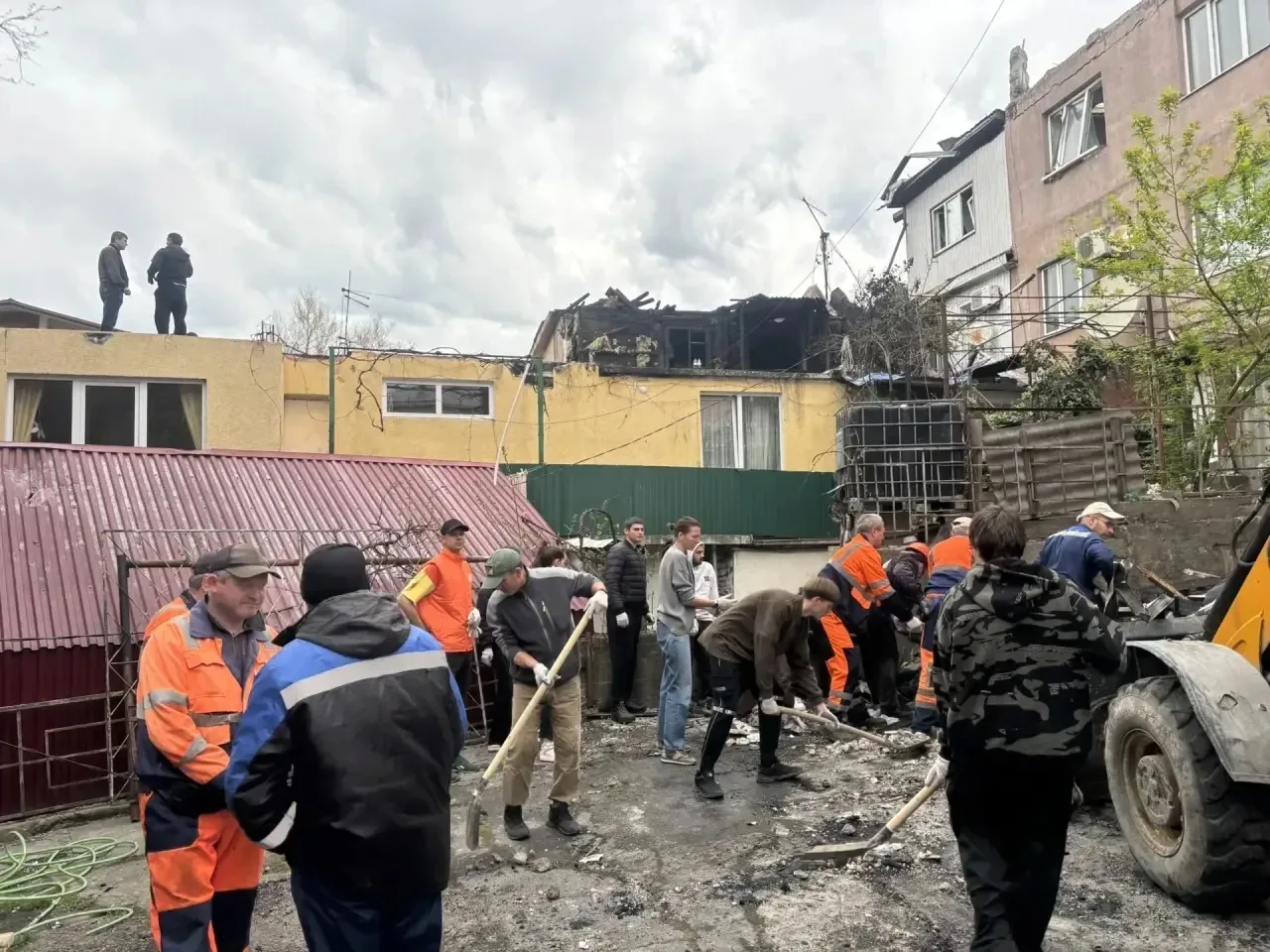 ‼ Туапсе #МЫВМЕСТЕ  Сегодня с раннего утра 100 волонтеров работают на местах ликвидации последствий 