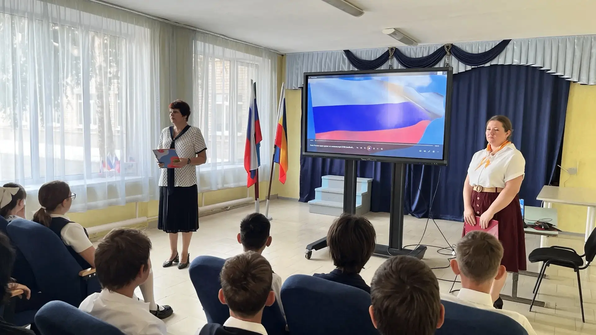 Сегодня в нашей школе прошла линейка памяти, посвященная сразу двум событиям.