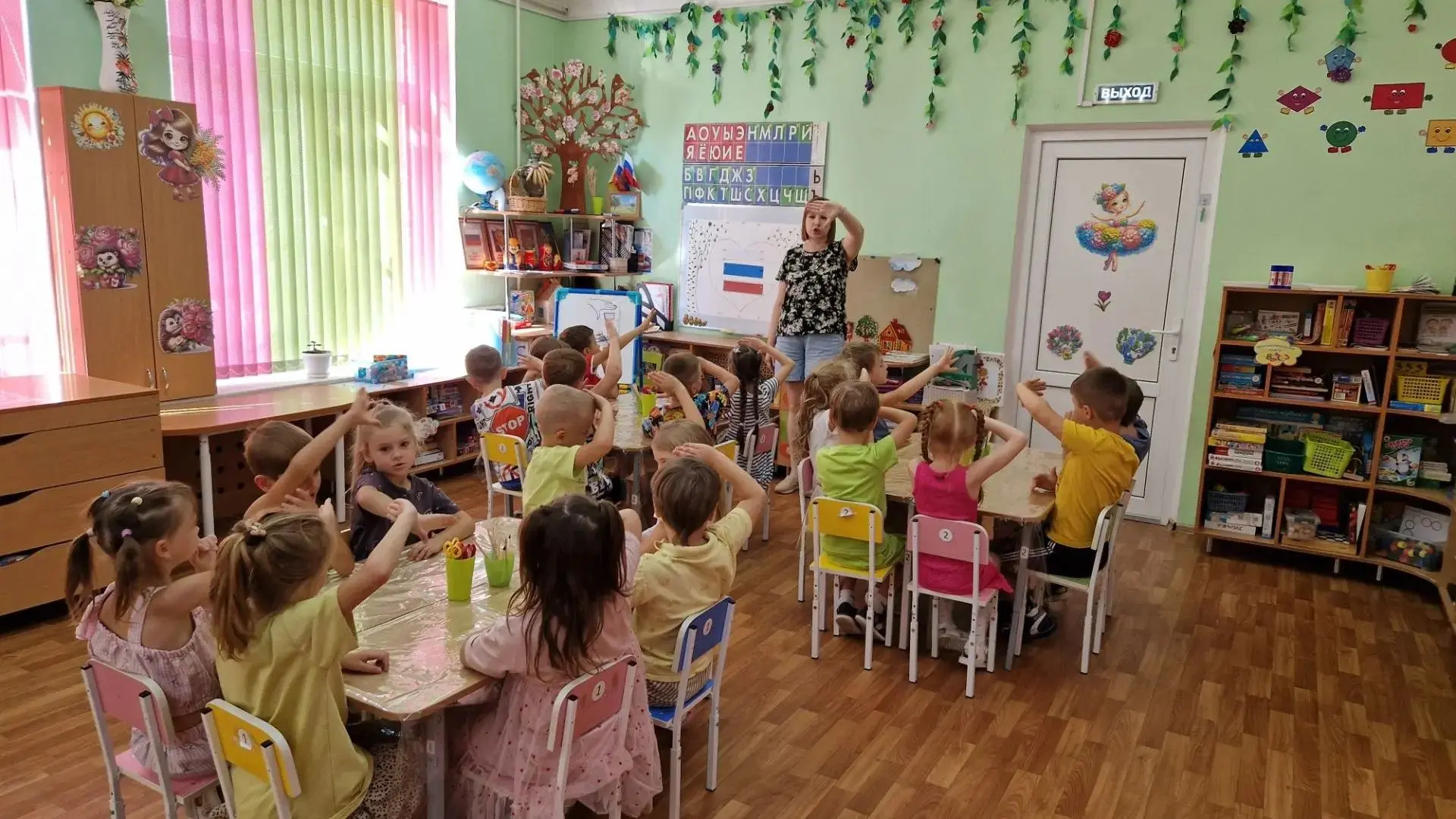 🎉 В старшей логопедической группе отметили День Государственного флага Российской Феде...
