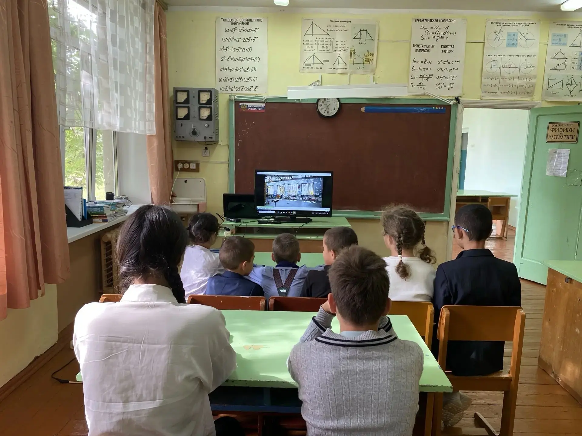 Сегодня прошёл общешкольный классный час, посвященный памяти ужасной трагедии в Беслане...