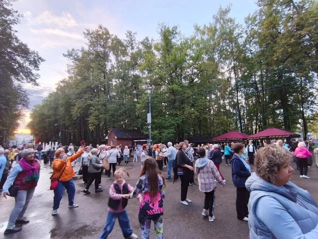 В День города ансамбль «Сувенир» представил программу «Птица счастья»! 🎶 💃