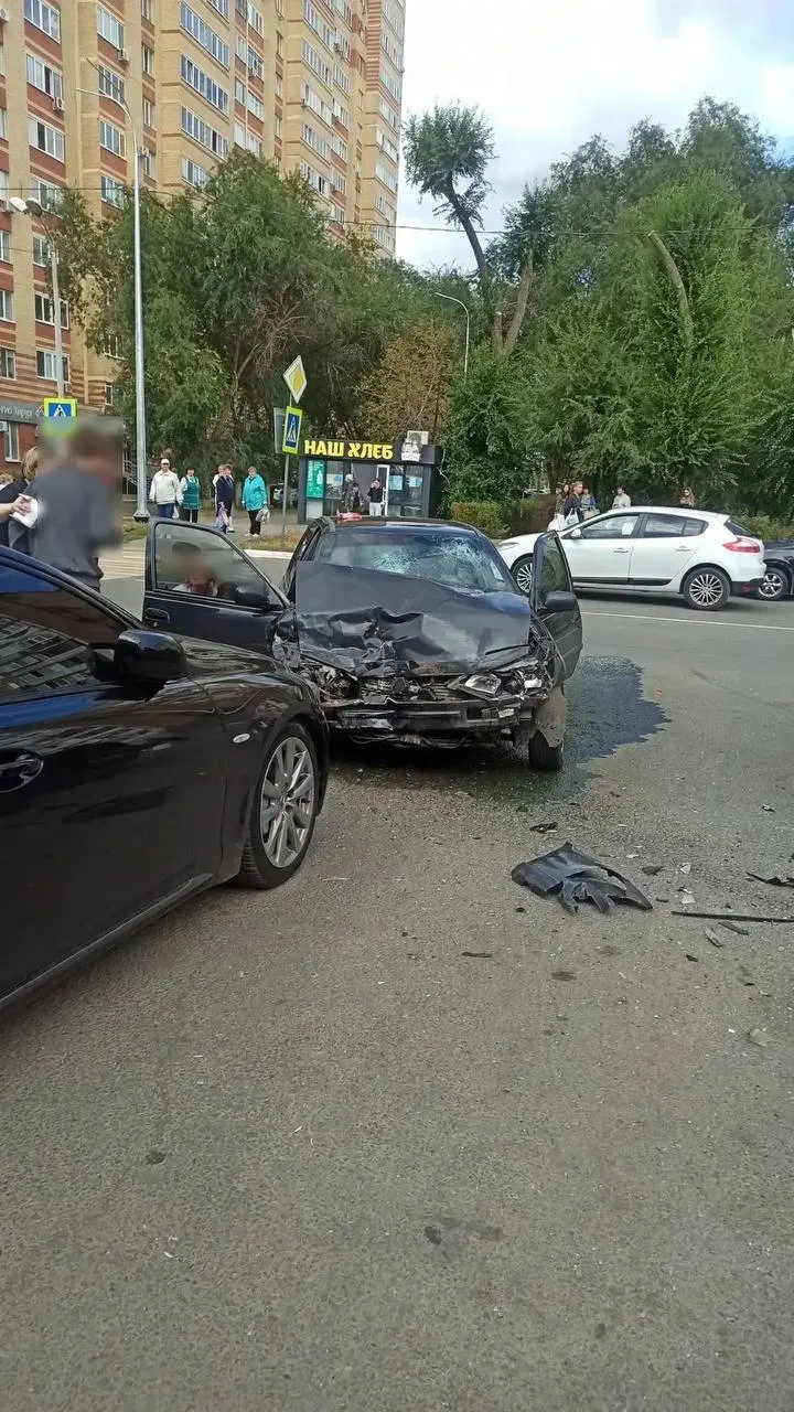 🚨 В Оренбурге столкнулись три авто: пострадали два взрослых и ребенок.