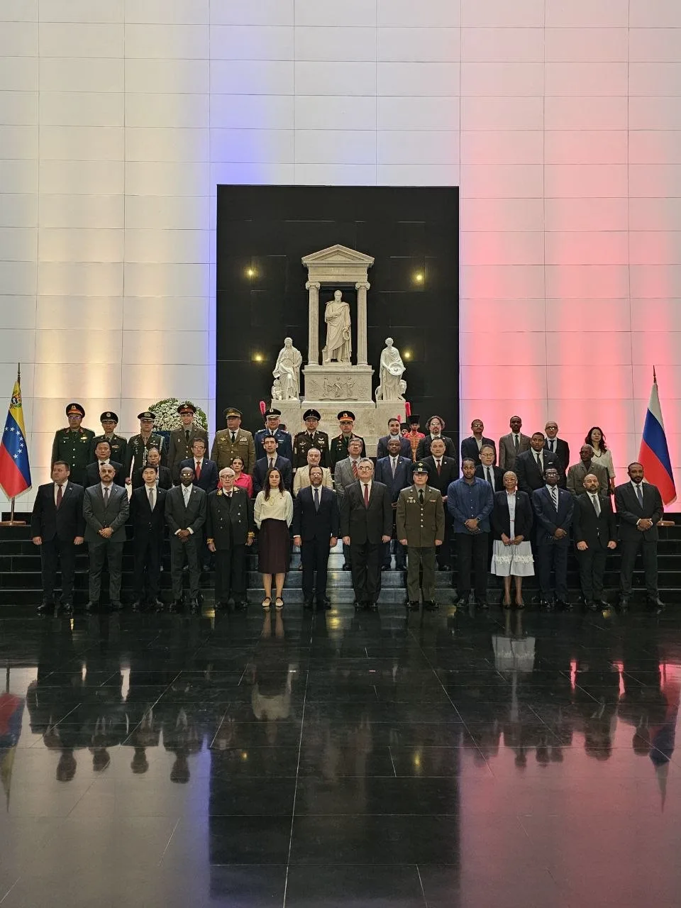 Посольство России в Венесуэле:

🇷🇺🇻🇪 **В Национальном пантеоне Венесуэлы состоялась церемония во