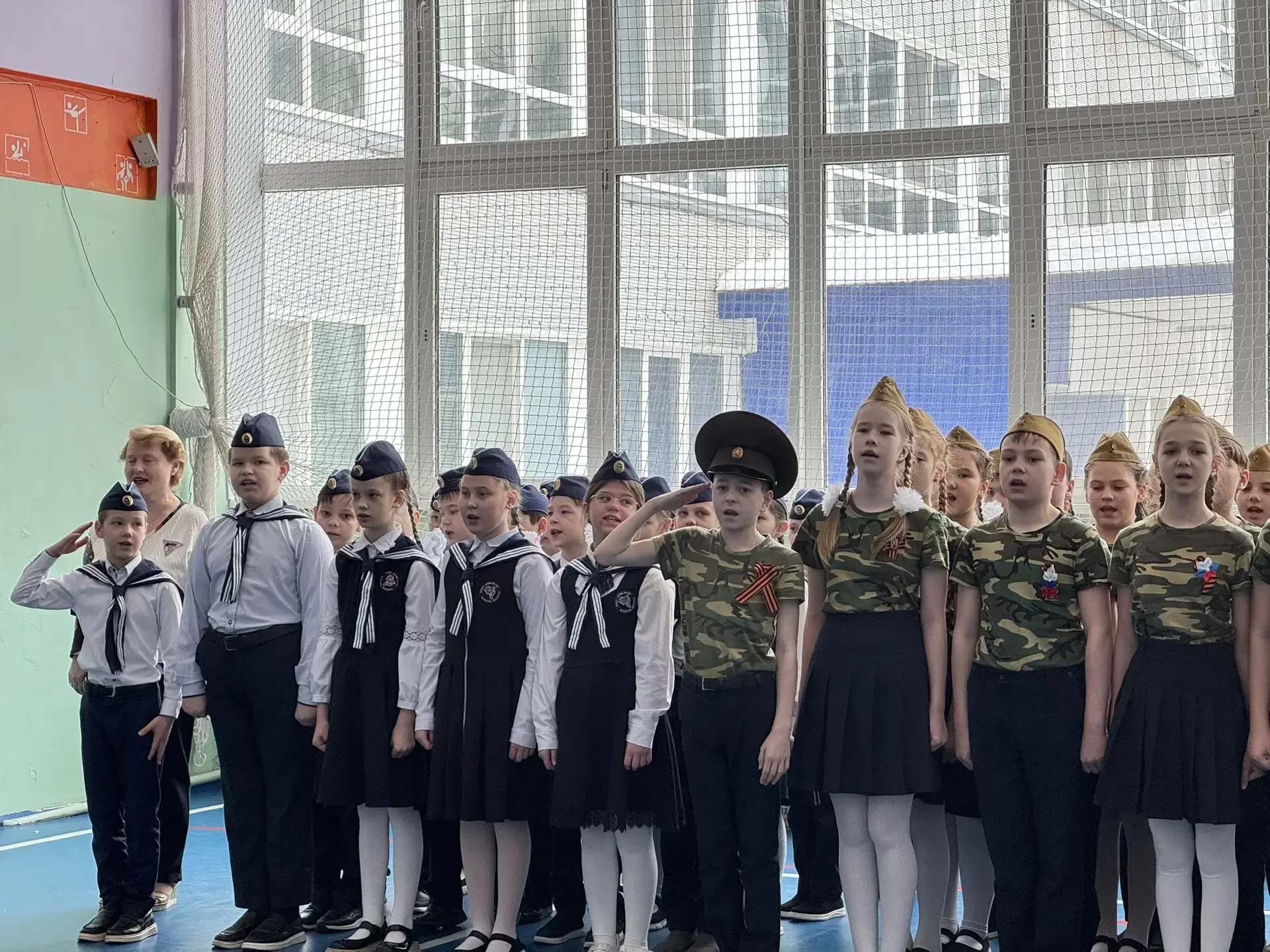 Равнение на героев! 🎖️  20 февраля в нашей школе было особенно шумно и волнительно! Прошел парад «См