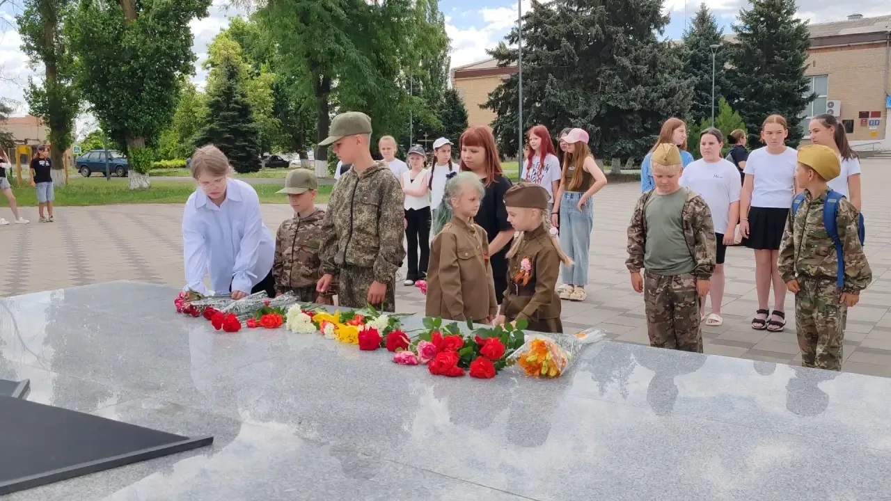 🕯️ День памяти и скорби в лагере «Радуга» 🕯️

Сегодня в нашем пришкольном лагере «Радуга» прошли т