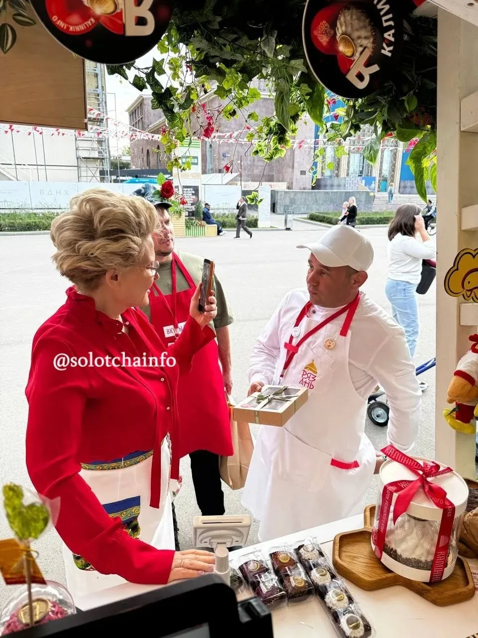 Ведущая программы «Жить здорово!» Елена Малышева познакомилась с калинником. Презентаци...
