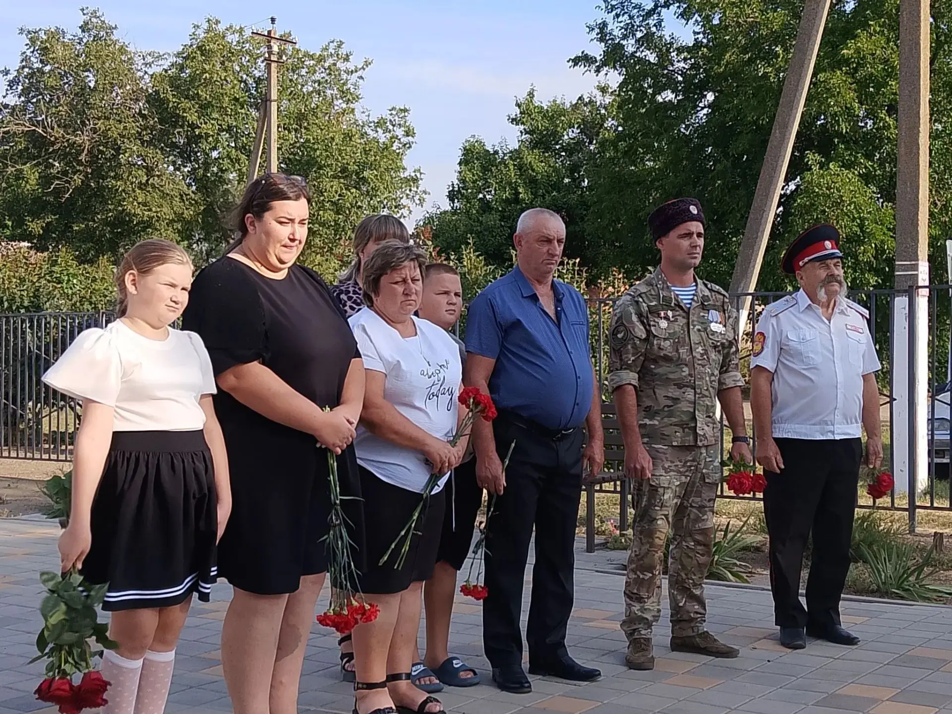 Сегодня в нашей школе прошла торжественная линейка, посвященная памяти выпускника, учас...