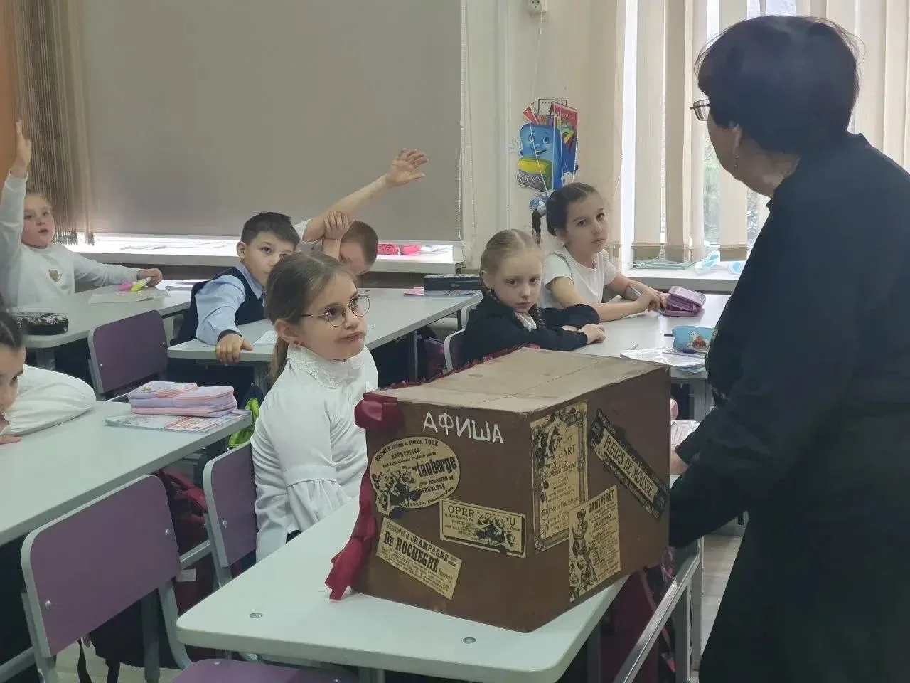 О ДНЕ ТЕАТРА   ✏️26 марта  во 2 "Г" классе прошло мероприятие ко Всемирному Дню Театра, организованн