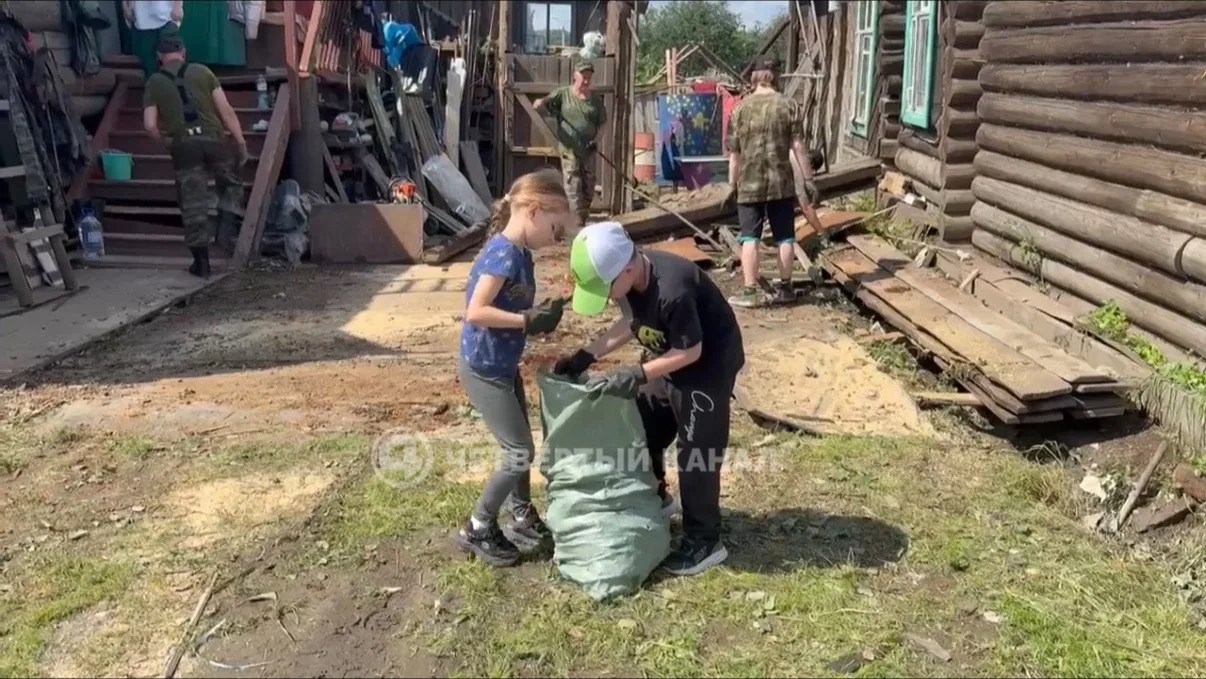 «От дома ничего не осталось»: в Кушве продолжают рагребать последствия мощного торнадо