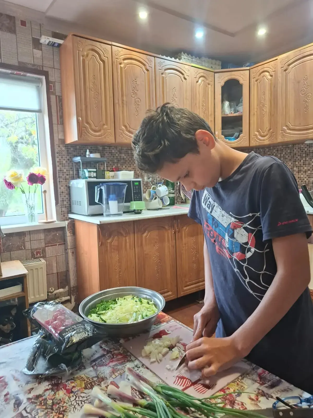 Ученик 5а Шатов Антон любит помогать бабушке на кухне🥗🍲🧆 #слепыеислабовидящие#школаи...
