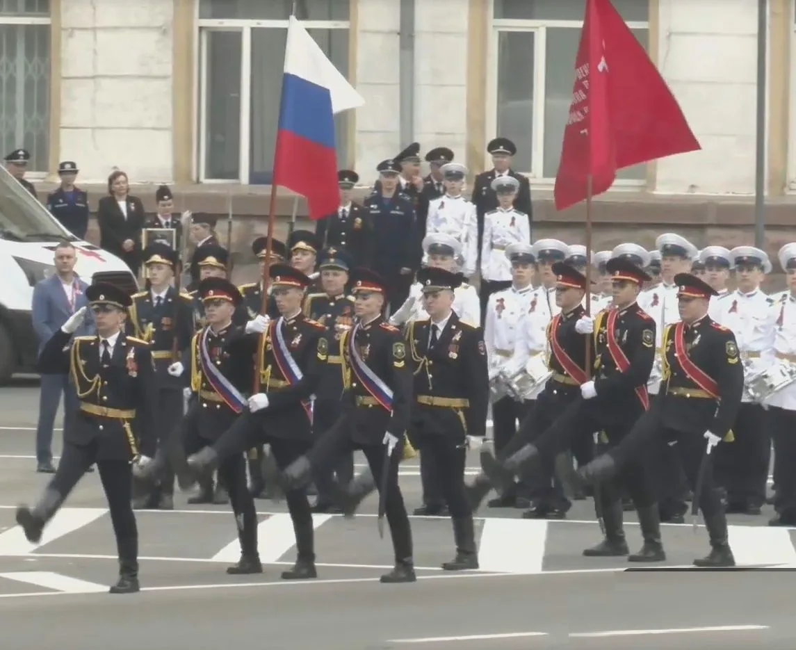 Выпускник Елыкаевской школы Егор Дмитриев пронес на параде в Кемерове Знамя Победы