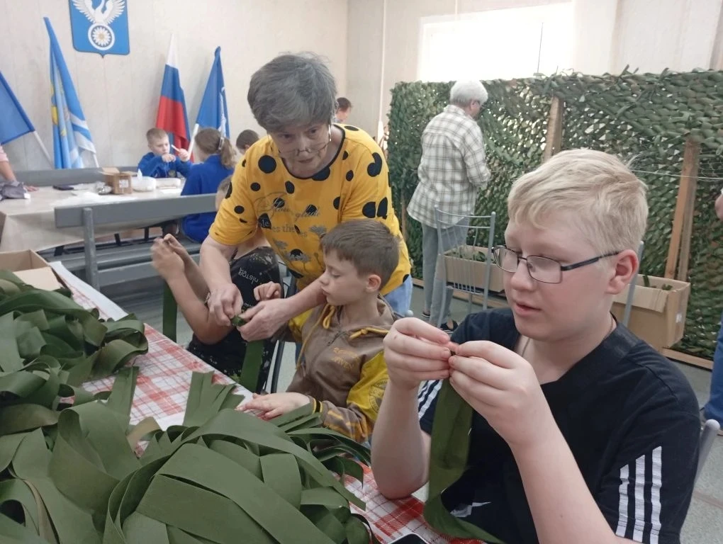🇷🇺Трудовой отряд приближает победу: школьники помогают волонтёрам СВО.