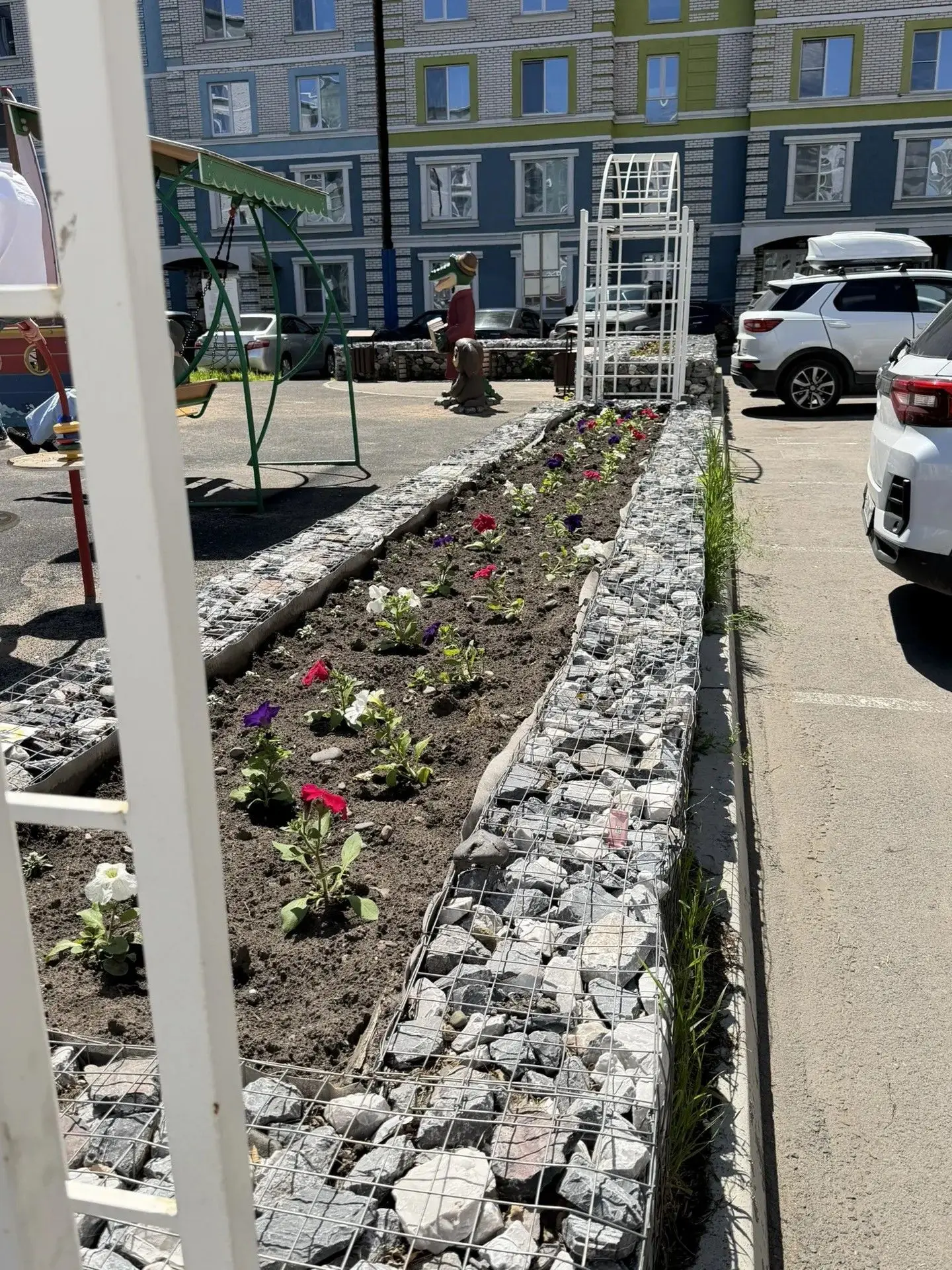 🌼 🌻🌹Яркие краски во дворах🌸🌺🌼Мы рады поделиться приятной новостью: во дворах наши...