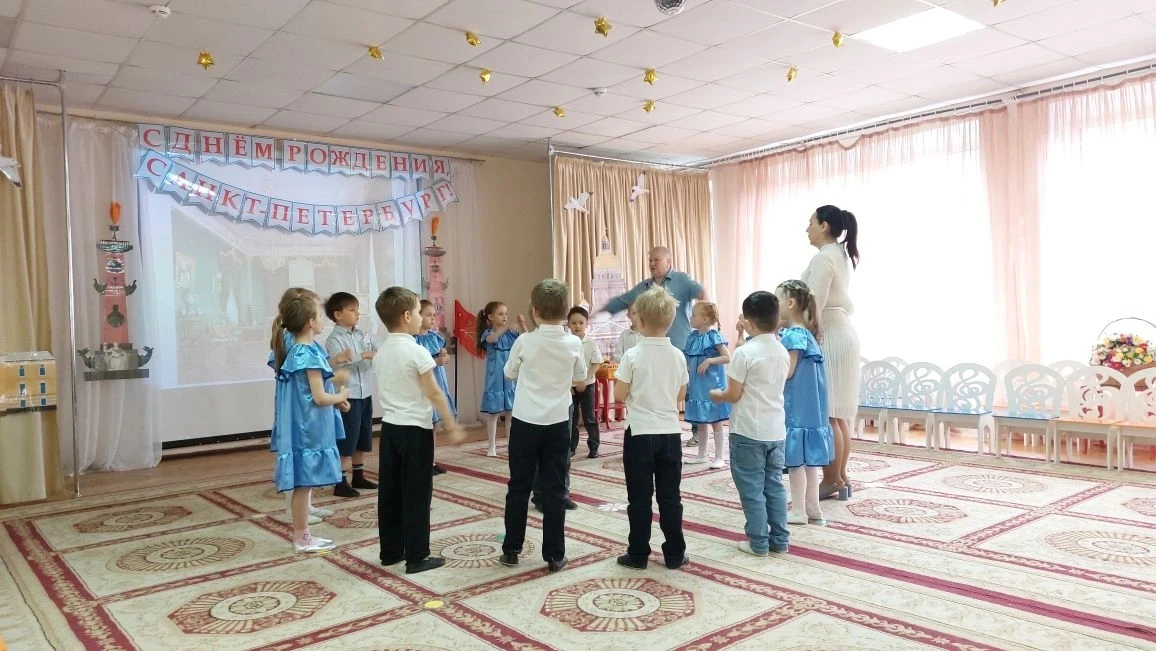 Мы очень любим город свой,