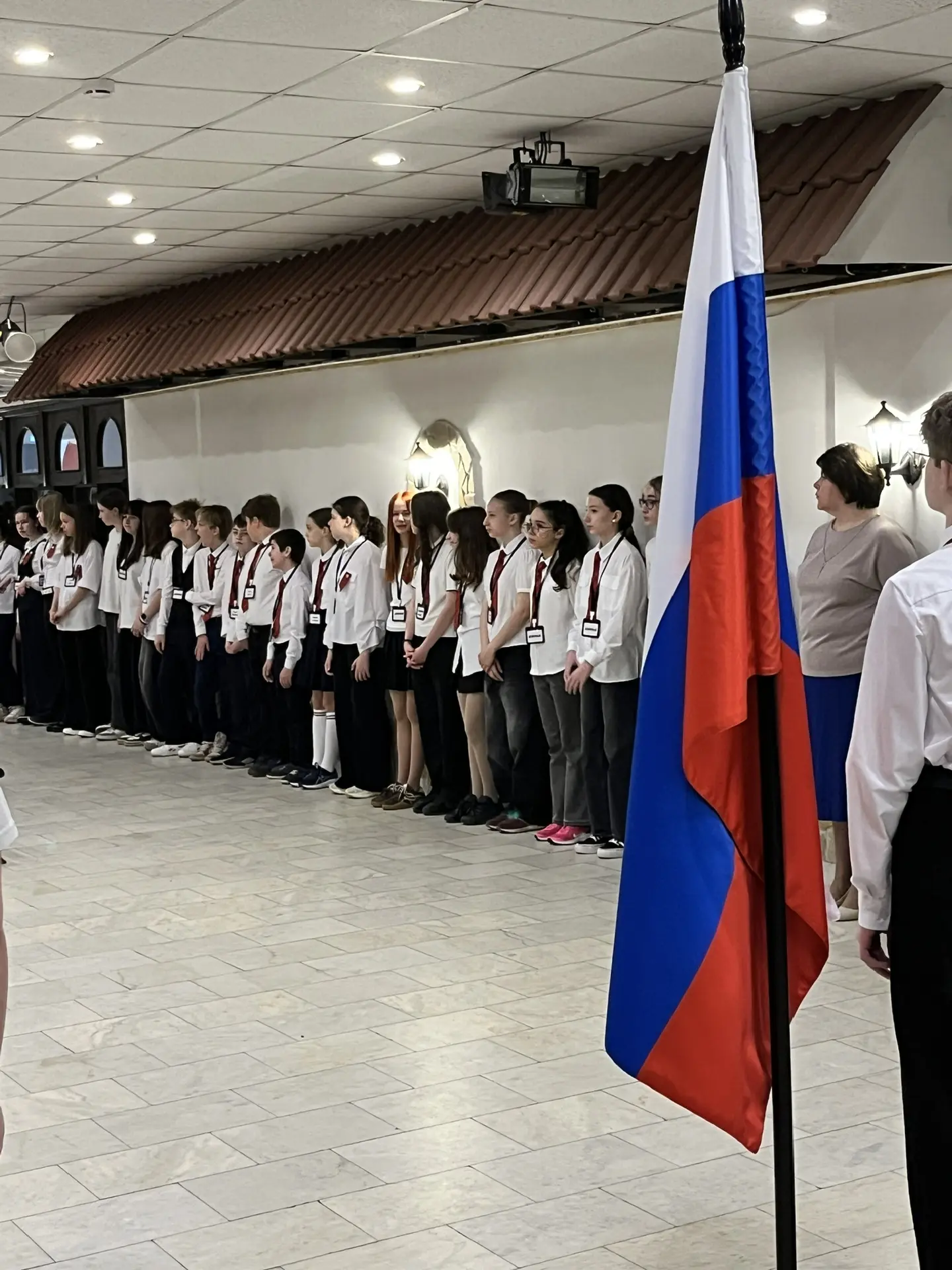 🇷🇺 Торжественная церемония поднятия Государственного флага  Сегодня утро в школе началось с традицио