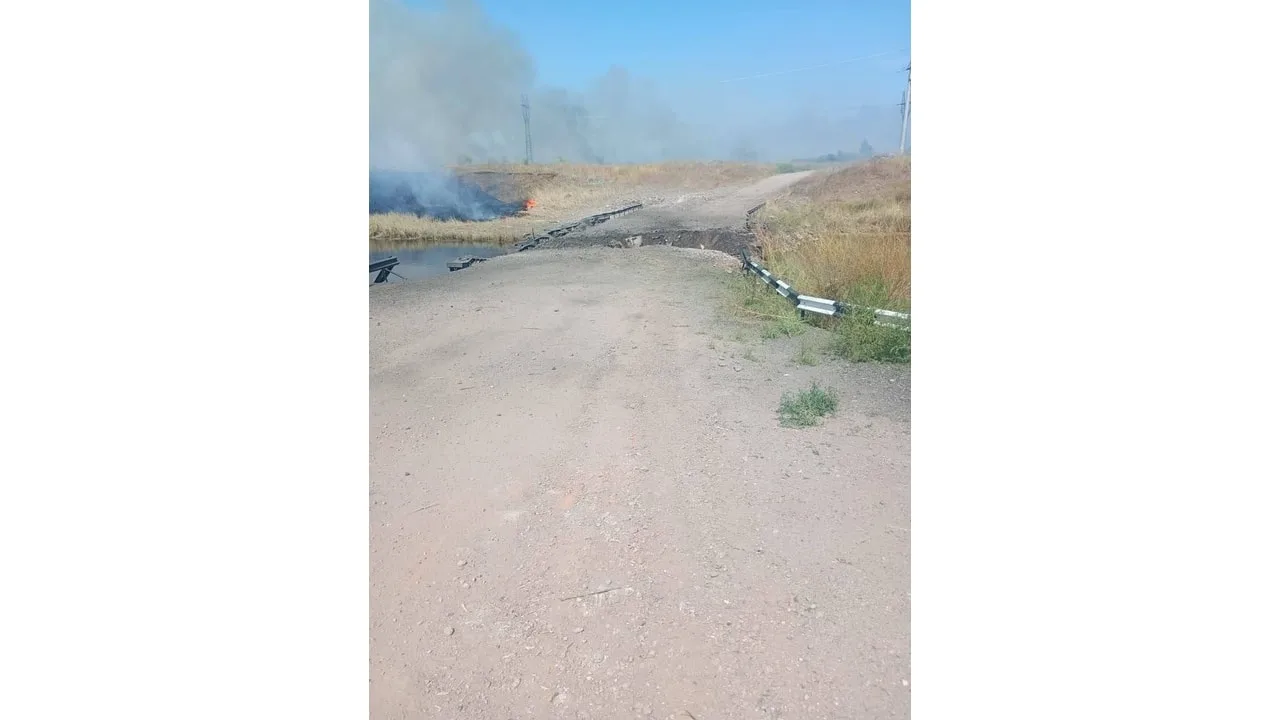 Этой ночью российские военные нанесли удар по автомобильному мосту через реку Торец в С...