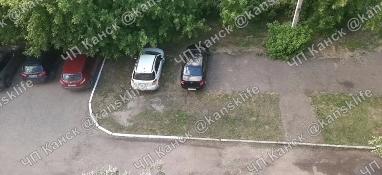 Ул.Мира 3. 5 подъезд на газон и площадку  постоянно ставят машины,и нет возможности детям кататься н