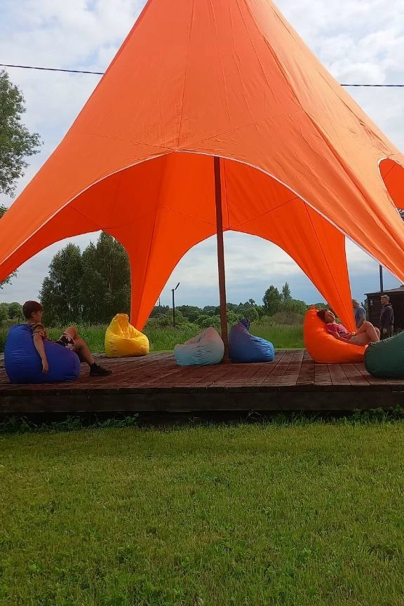 «До лета рукой подать! ☀ Чтобы ваши выходные прошли без хлопот, напоминаем: бронирование домиков с 1