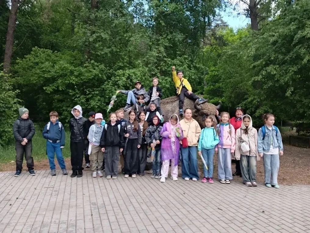 Сегодня ученики 2 «А» и 3 «А» классов отправились в настоящие джунгли… Подмосковья! 🚌🌲

Они посети