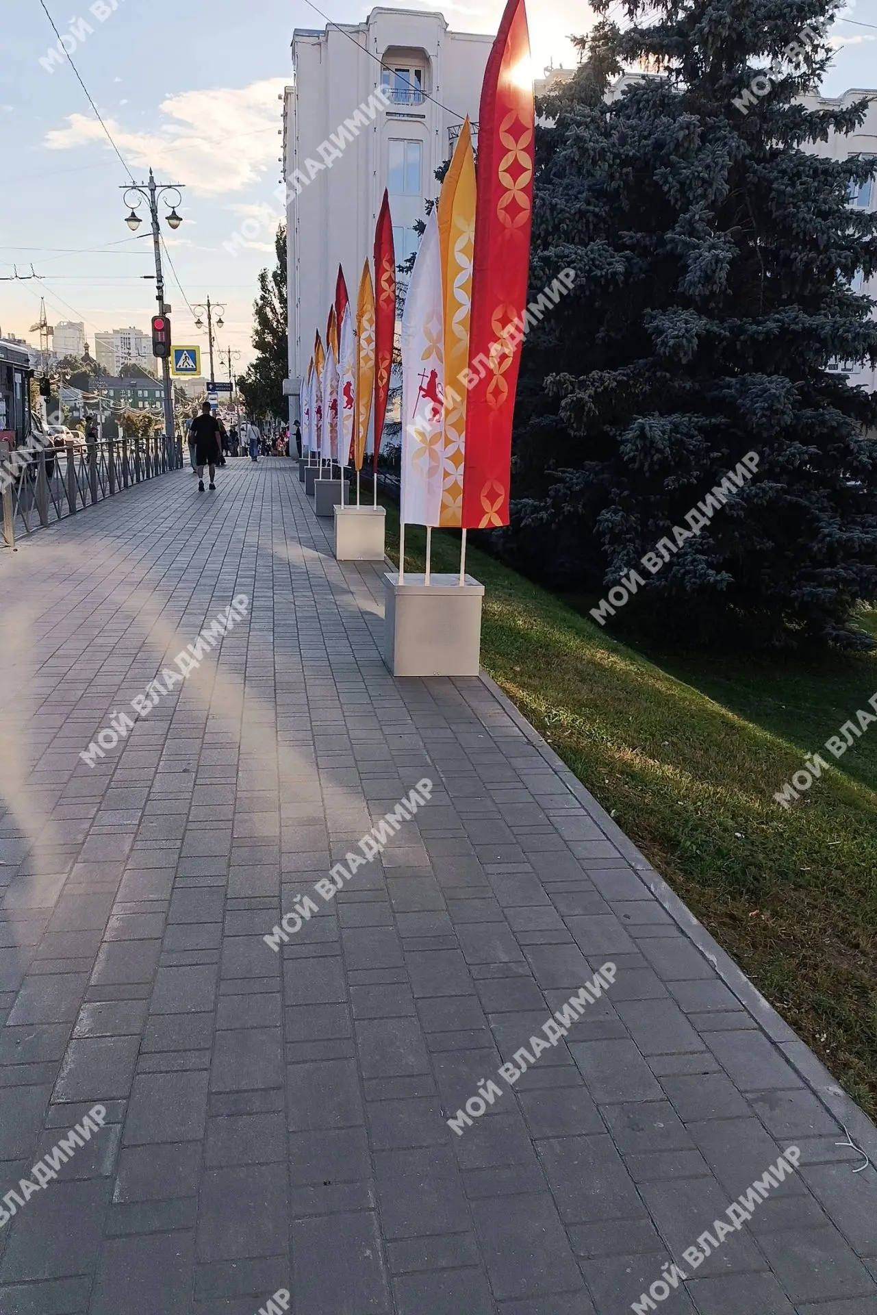 Владимир украшают к Дню города.