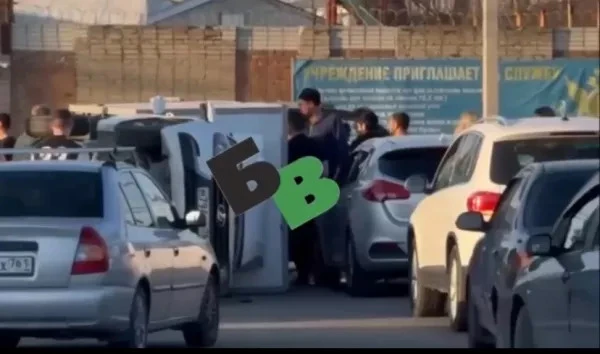 🚗 Легковушка опрокинулась на бок после столкновения в Батайске