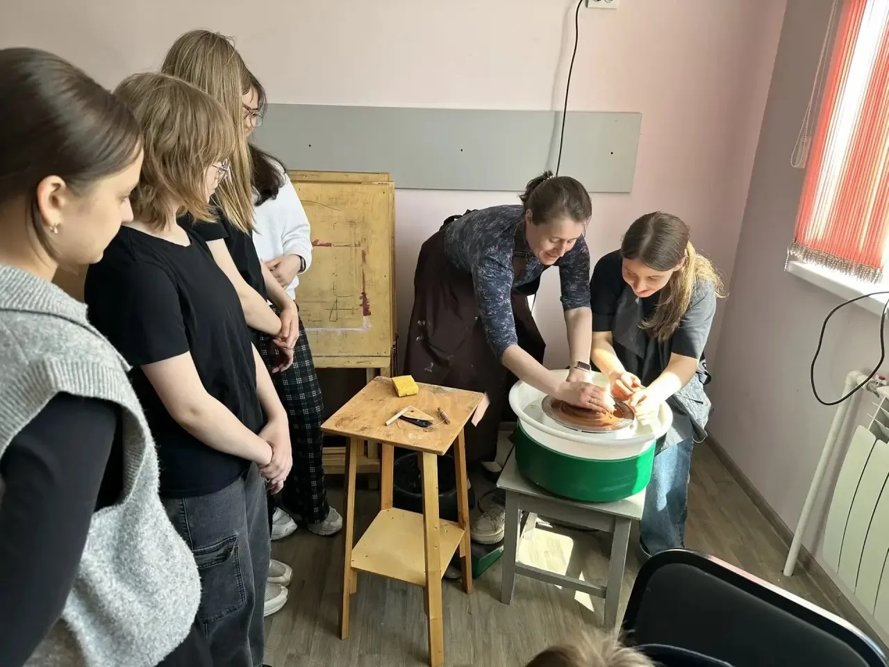 Учащиеся 3 класса Бардановой Л.Н.  на вводном занятии создали блюдца для чайной пары с ...