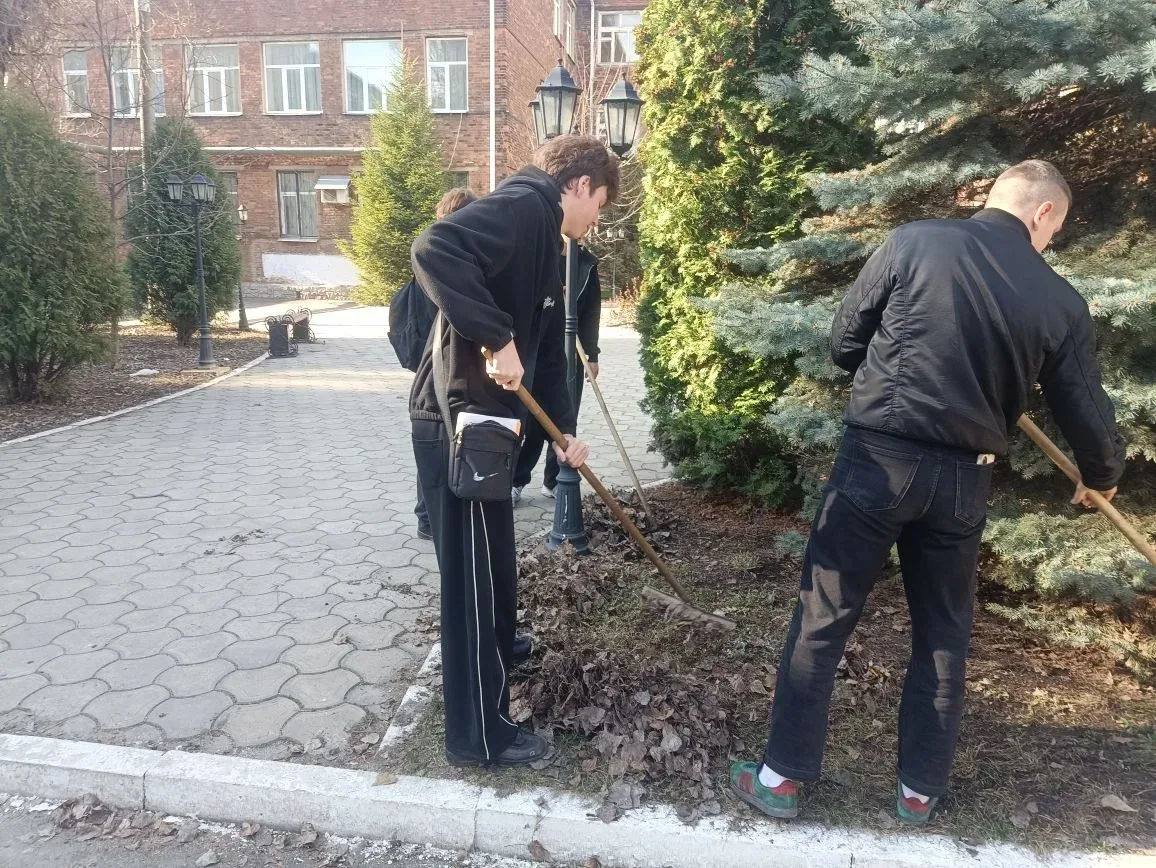 Студенты нашего филиала РГУПС вышли на субботник. Приводили в порядок территорию возле корпуса на ул