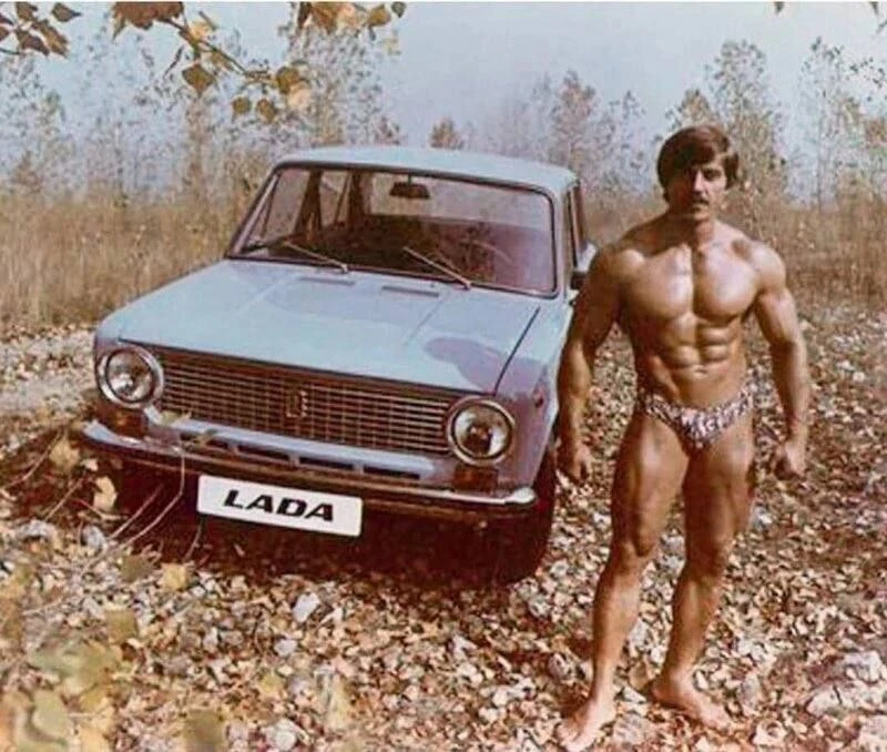Coвeтский бодибилдep Aлекcaндр Ивaнюк в peклaме автомобиля Лада, 1970-e.