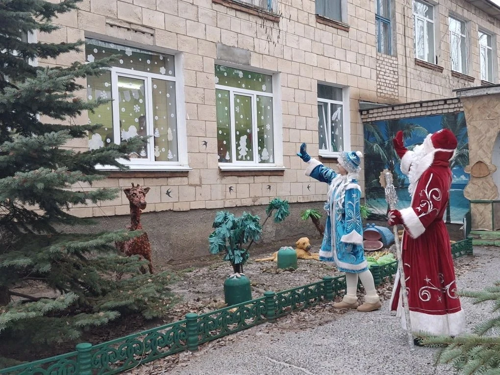 Сегодня по детскому саду прошёл слух: «Дед Мороз идёт!».
Дети прильнули к окнам и увидели долгожданн