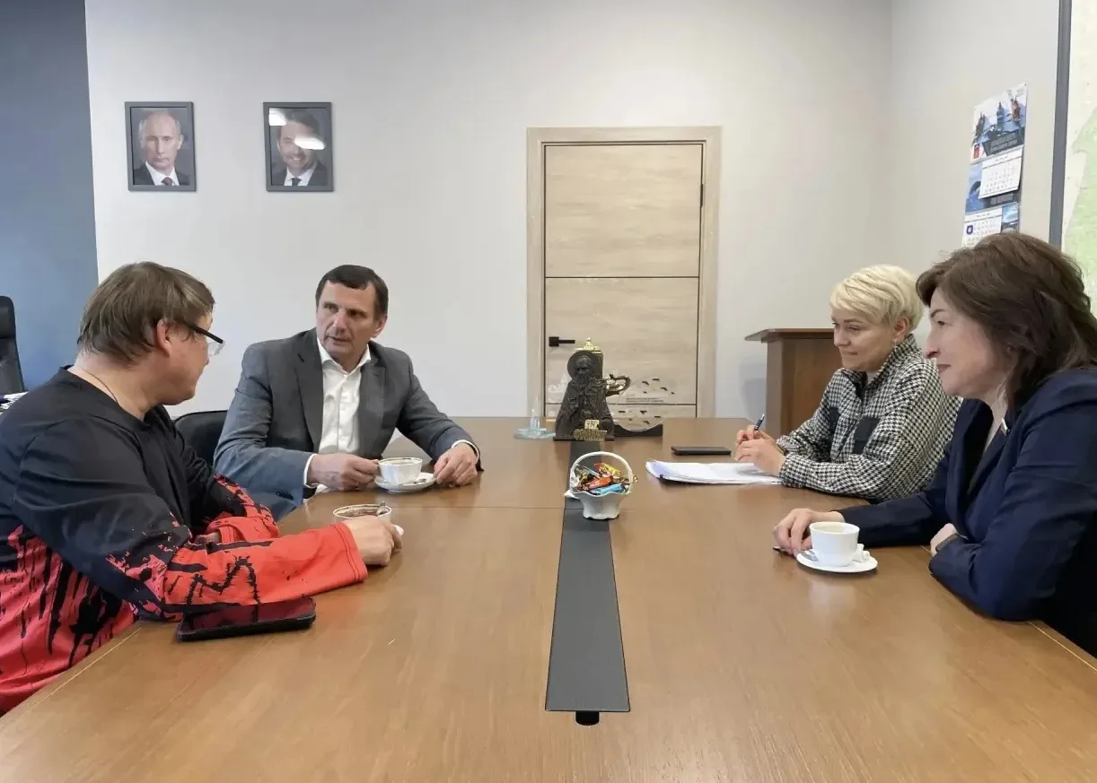 Вчера вместе с главой Кольского округа Александром Лихолатом провели совместный приём граждан.

Таки