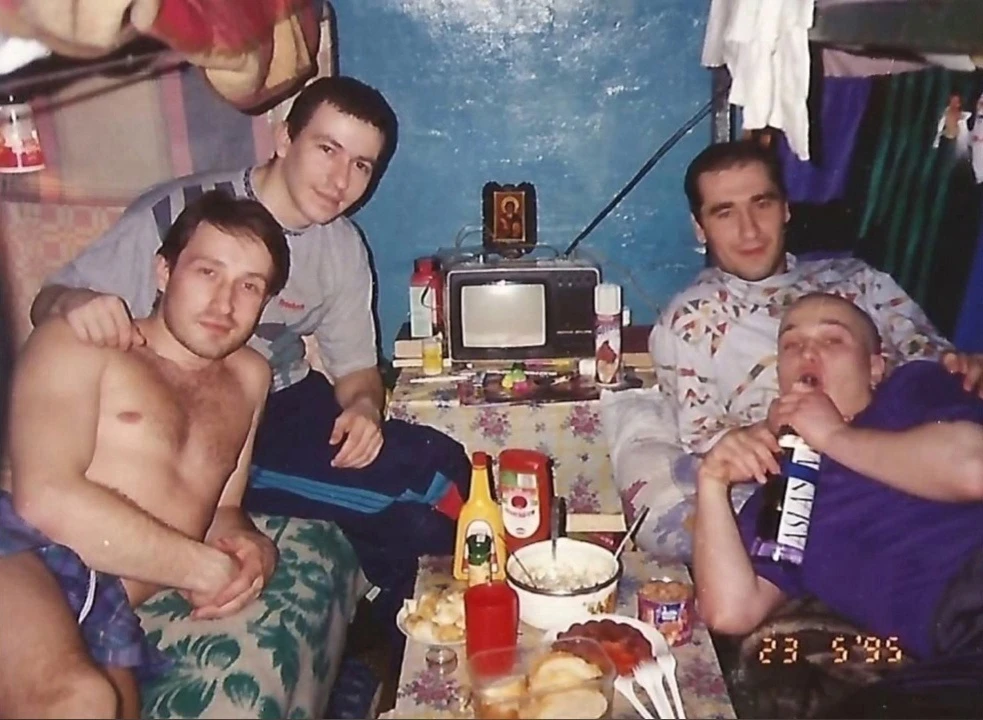 Тюремная жизнь в 90х была такая