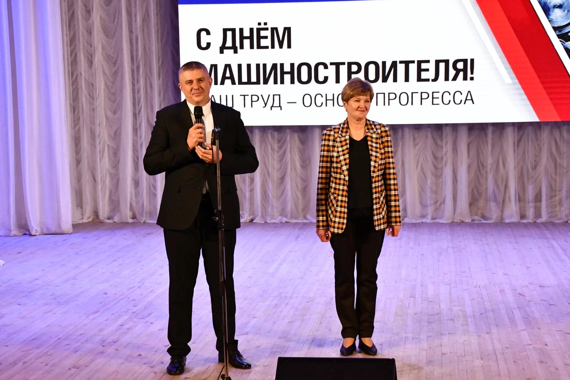 ТОРЖЕСТВО ДЛЯ РАБОТНИКОВ «ЛУГАМАШ» В ЧЕСТЬ ПРОФЕССИОНАЛЬНОГО ПРАЗДНИКА